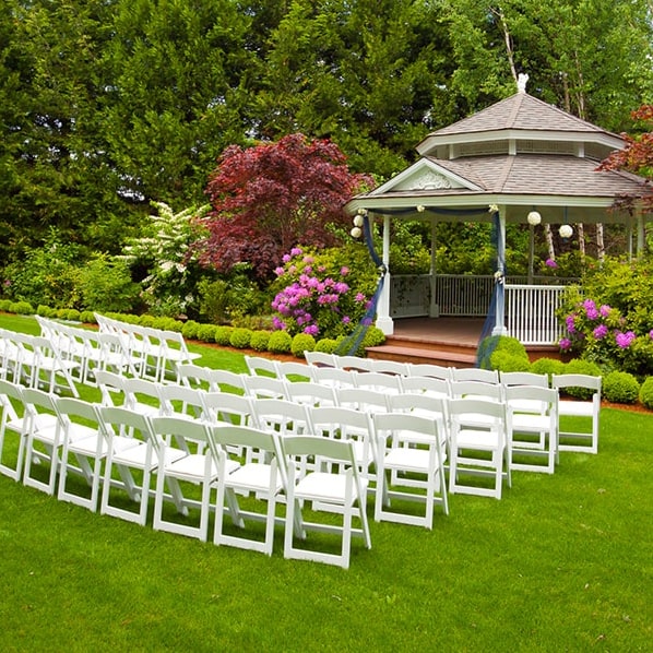 el personal de los baños de renta para fiestas se encarga de la limpieza y mantenimiento de los baños durante el evento